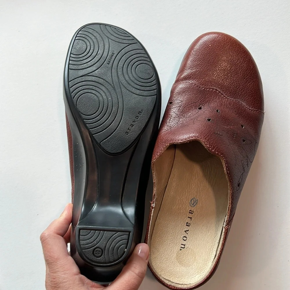 Aravon - 8.5, leather clog style slip on - Picture 2 of 7